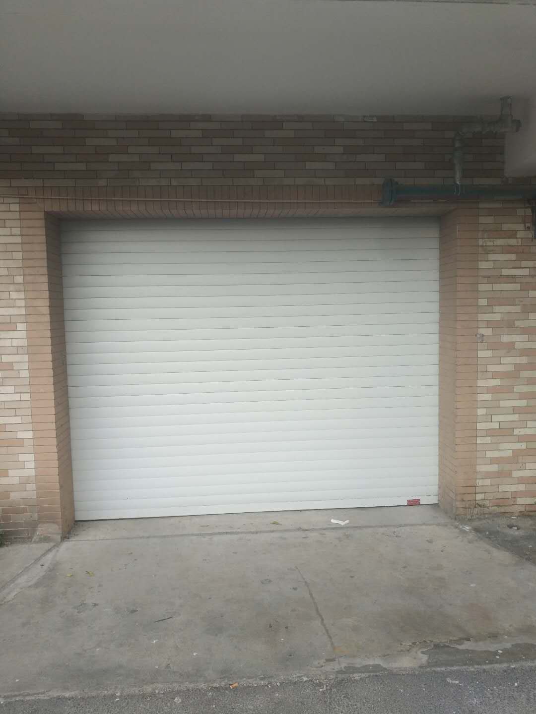 水晶卷簾門板的門板是如何進行銜接的？