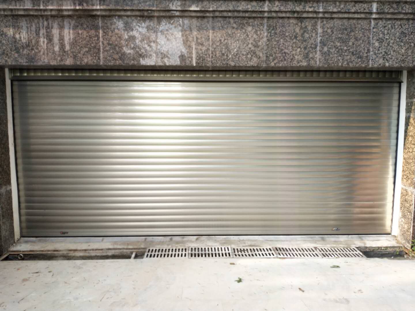 自動車庫門怎么做好氧化？